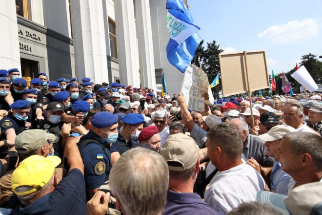 Тысячи пенсионеров-силовиков штурмуют Раду (ФОТО, ВИДЕО)