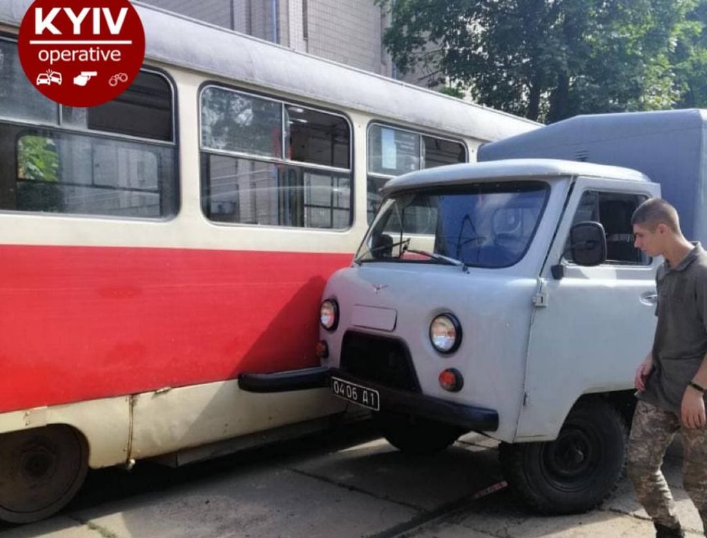 В Киеве военный грузовик влетел в трамвай (ФОТО)