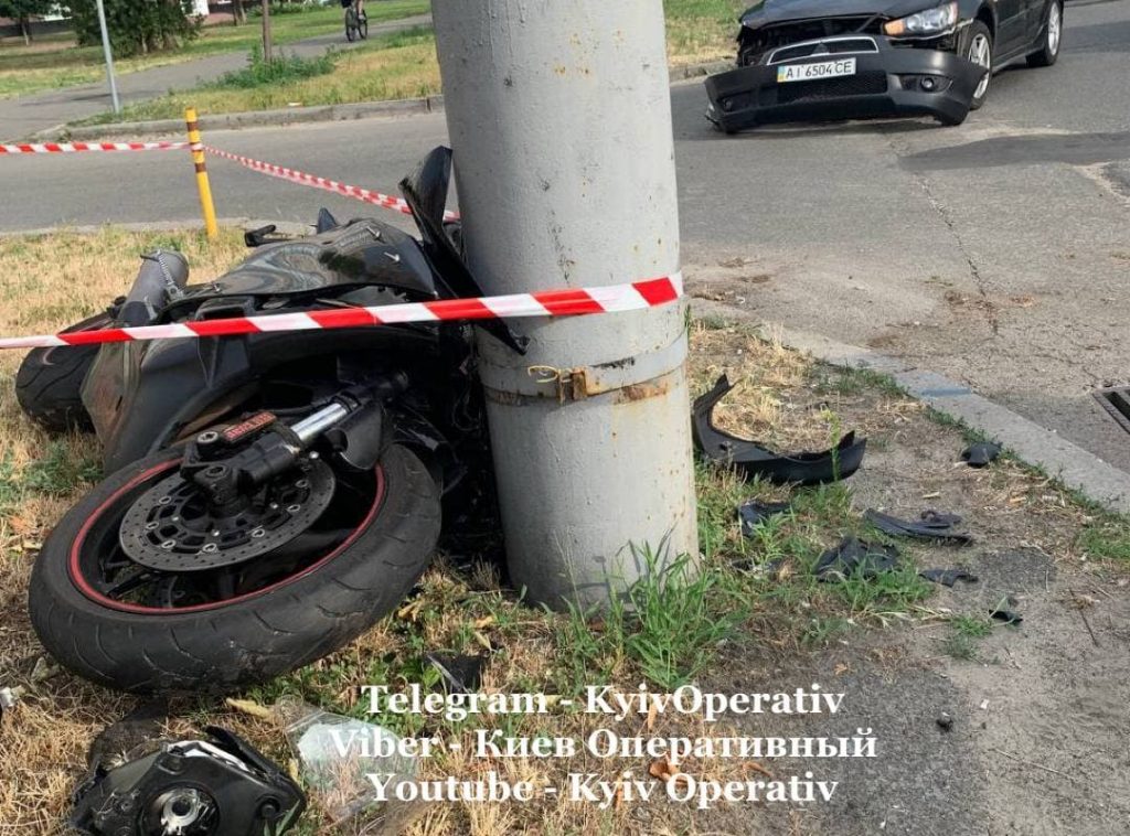 В Киеве на Оболони после ДТП мотоцикл влетел в столб (ВИДЕО)