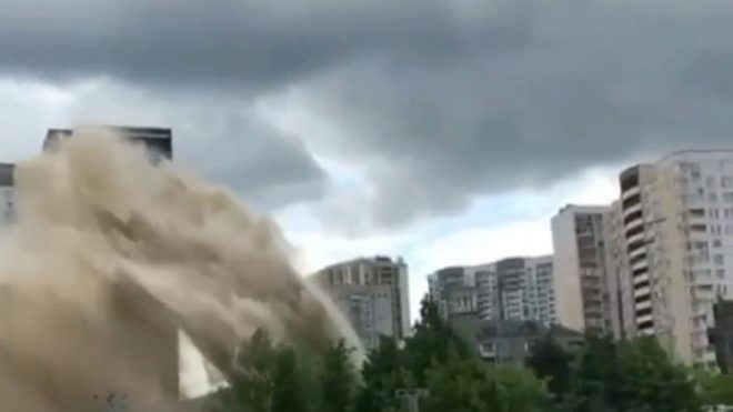 Фонтан вырвался из-под земли в метре от парня: прорыв трубы в Киеве попал на видео