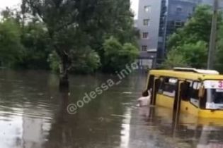 Потоп после дождя в Одессе: из маршрутки пассажиры выплывали (ФОТО, ВИДЕО)