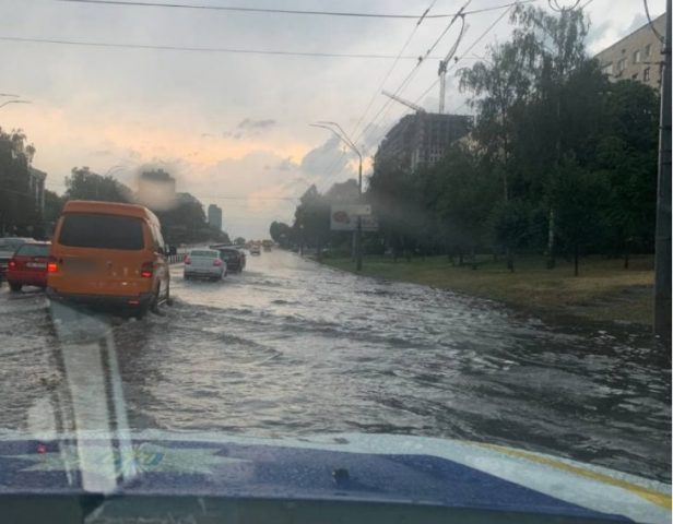 В столице дождем затопило главный проспект: дорогу перекрывали (ФОТО)