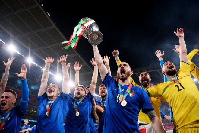 Итальянские футболисты по-чемпионски спели гимн своей страны (ВИДЕО)