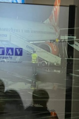 Украинцы с детьми почти на сутки застряли в аэропорту Грузии (ФОТО)