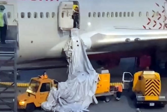 В РФ пассажир открыл люк самолета: люди теряли сознание (ВИДЕО)
