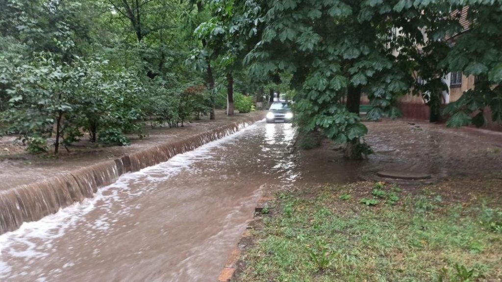 В Азовском море поднялся уровень воды: в Мариуполе наводнение (ВИДЕО)