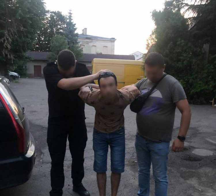 В Мукачево мужчина порезал девушку и бросил в квартире умирать (ФОТО)