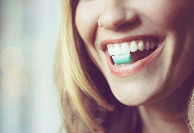 Стоматологи рассказали, вредит ли жвачка зубам