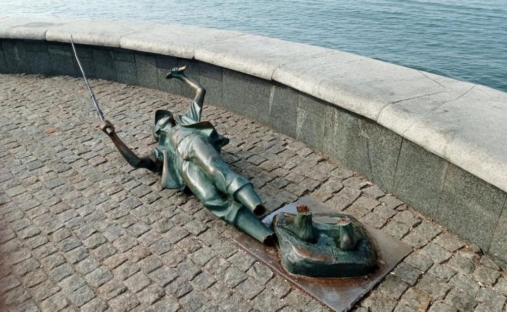 В Бердянске вандалы разбили памятник «Мальчику-рыбачку» (ВИДЕО)