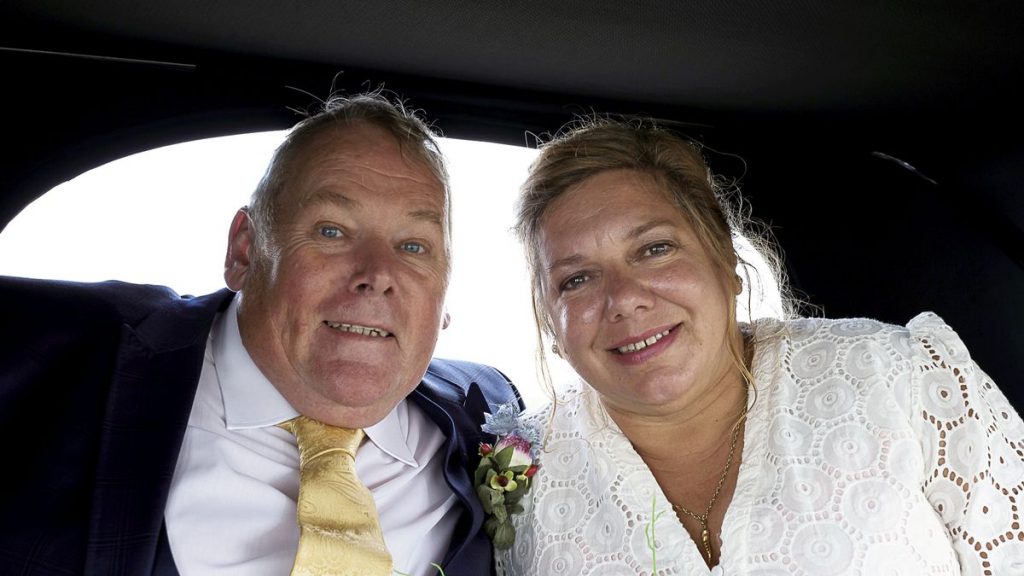 Британец нашел первую любовь спустя 36 лет и сыграл свадьбу (ФОТО)