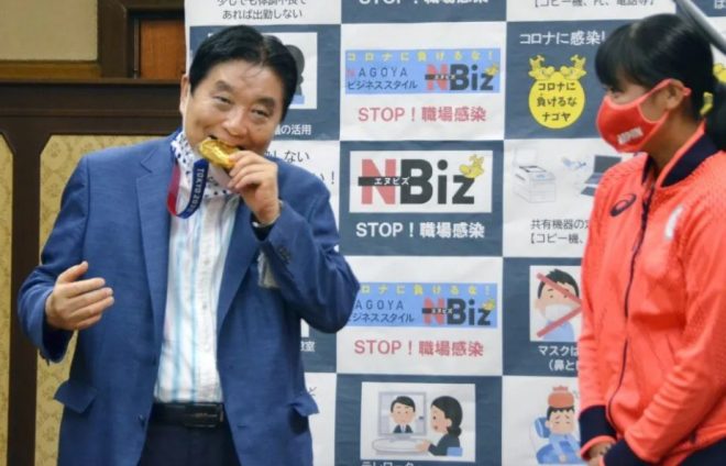 В Японии мэр зубами испортил медаль олимпийской чемпионки (ФОТО)