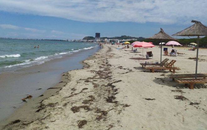 На пляже курорта в Албании нашли мертвым украинского туриста