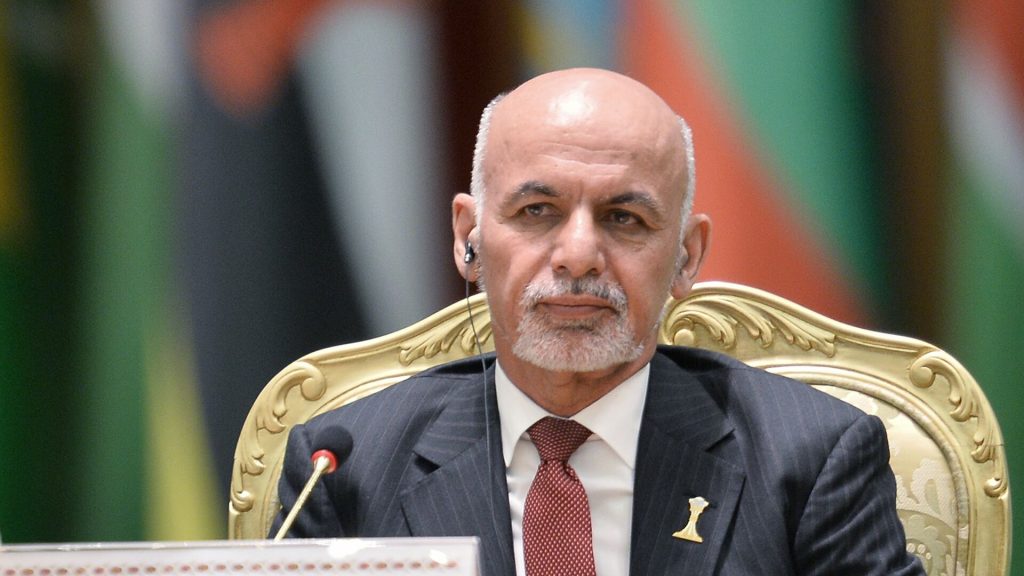 Президент Афганистана подал в отставку и передал власть талибам (ВИДЕО)