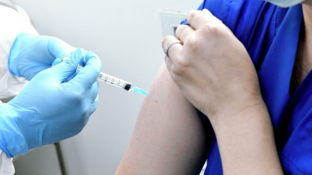 В Украине 14% взрослого населения сделали первую прививку от COVID