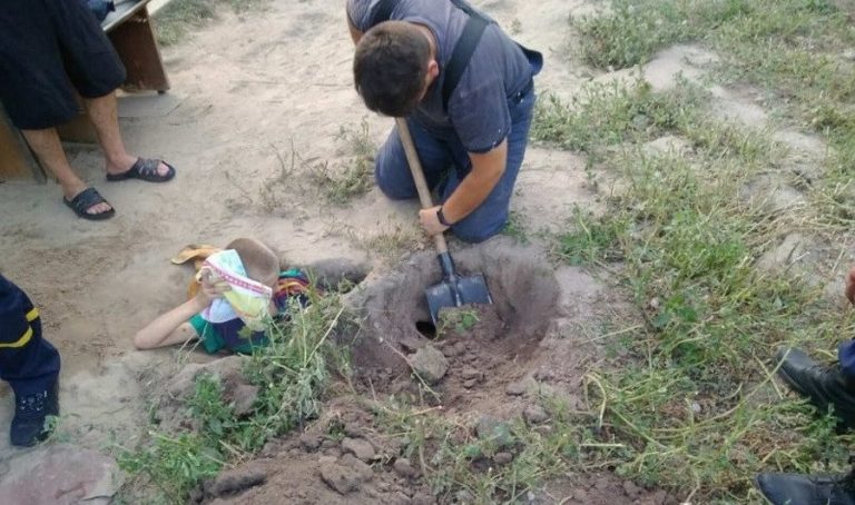 В Винницкой области мальчик застрял в норе, которую вырыл его пес (ФОТО)