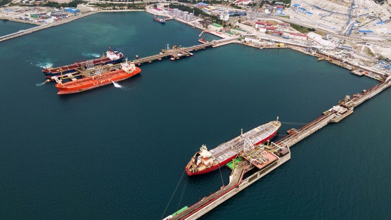 Разлив российской нефти в Черном море оказался в 400 тысяч раз больше