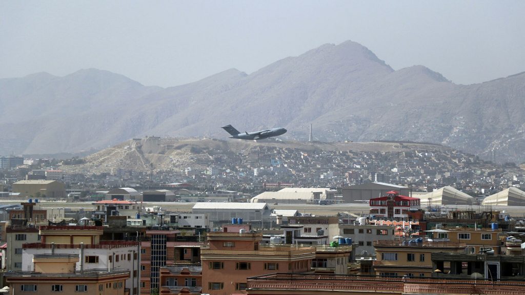 Аэропорт Кабула попал под ракетный обстрел &#8212; СМИ