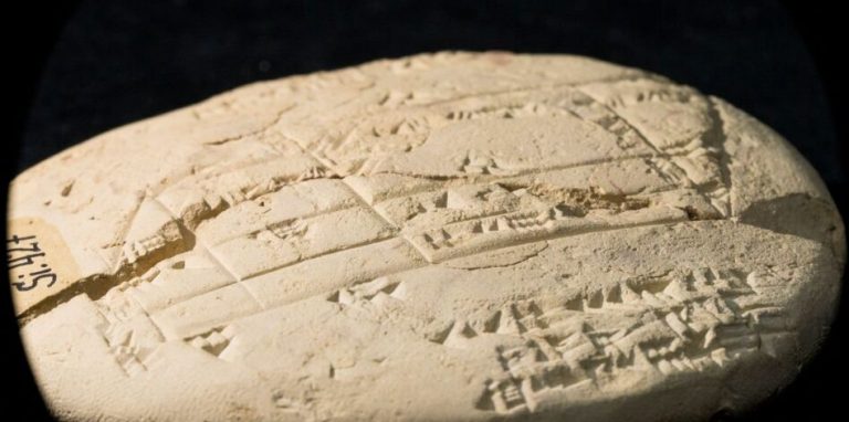 Археологи обнаружили табличку с элементами прикладной геометрии возрастом 3700 лет (ФОТО)