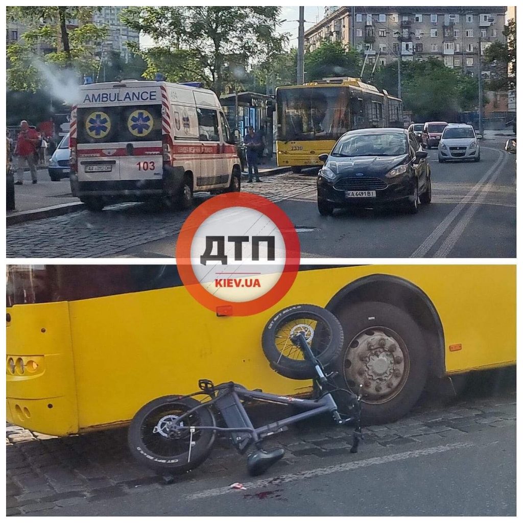 На Лукьяновке в Киеве велосипедист залетел под троллейбус (ФОТО)