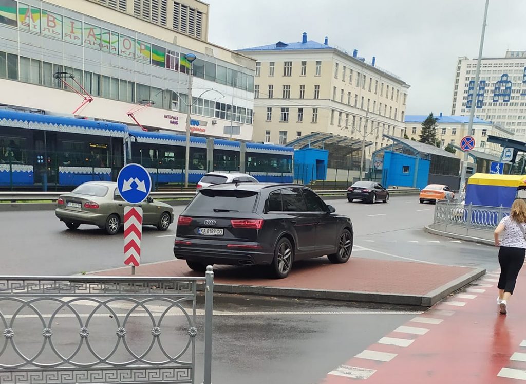 В районе НАУ в Киеве увидели «четкую» парковку Audi (ФОТО)