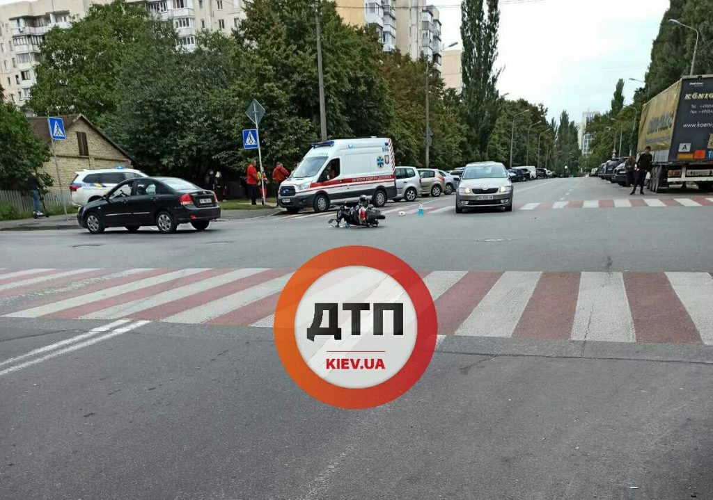 На Академгородке в Киеве на перекрестке столкнулись авто и мотоцикл (ФОТО)