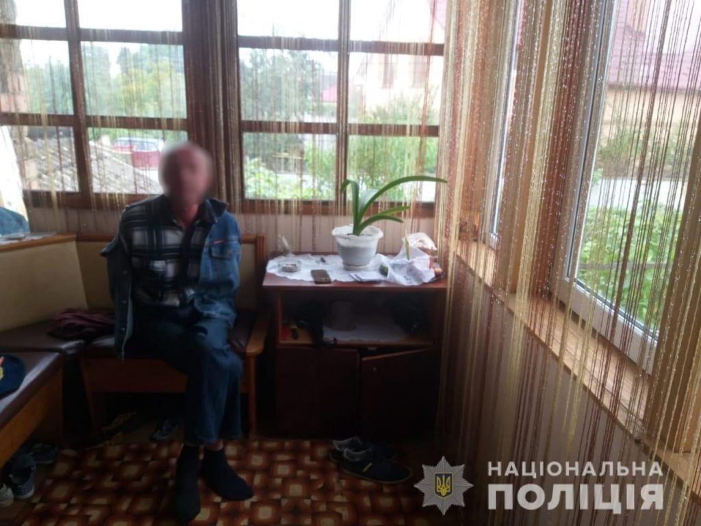 На Закарпатье 60-летний мужчина вонзил нож в спину племяннику (ФОТО)
