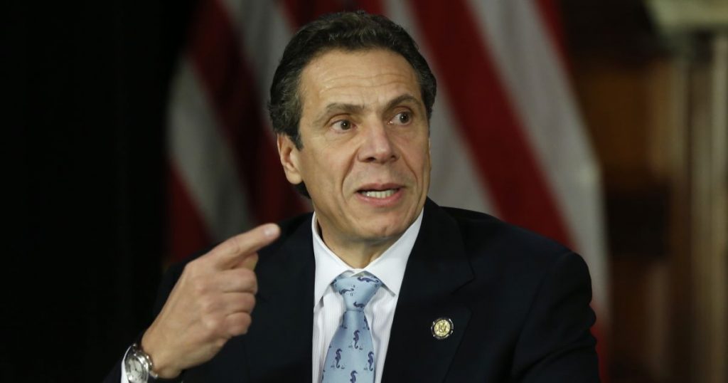 Обвиняемому в секс-домогательствах губернатору Нью-Йорка грозит импичмент