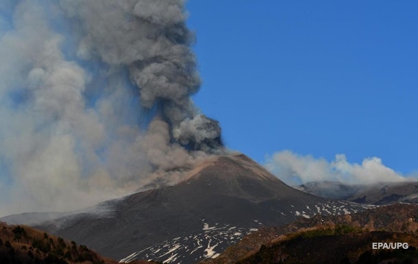 В Италии произошло извержения вулкана Этна (ВИДЕО)