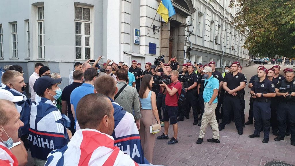 «Крымская платформа»: Журналисты закрытых каналов вышли на митинг под здание оперы (ФОТО)