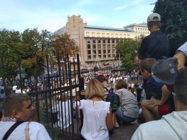 Парад в Киеве: зрители залезли на ворота и крыши из-за наплыва людей (ФОТО)