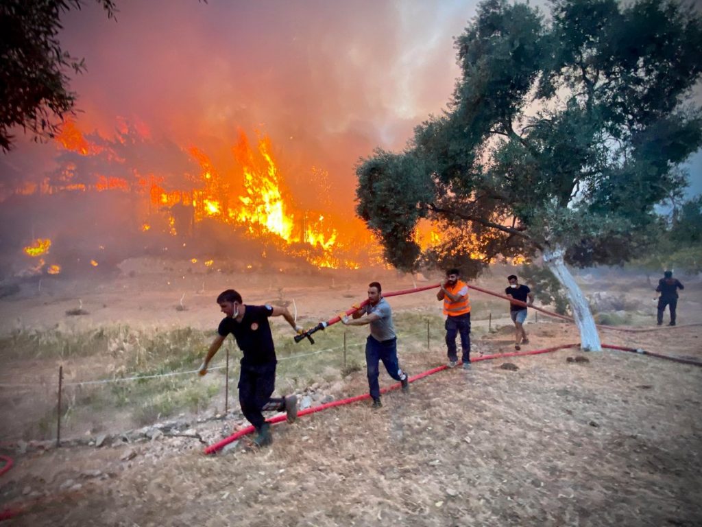 Пожары в Греции: огонь рвется к Афинам (ФОТО, ВИДЕО)