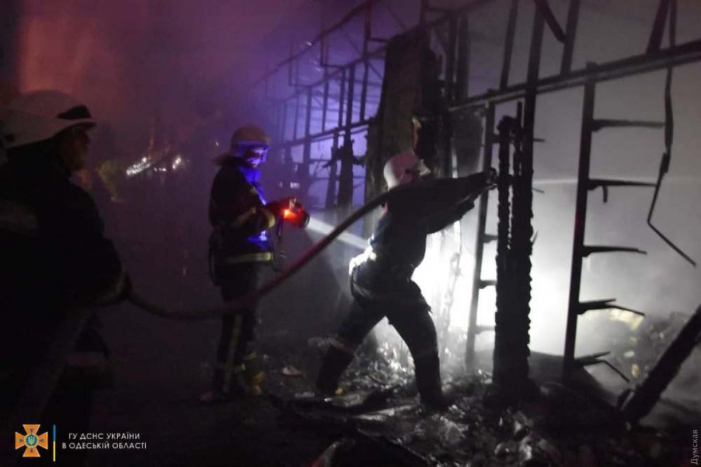 В Одессе ночью полностью сгорел обувной магазин (ФОТО, ВИДЕО)