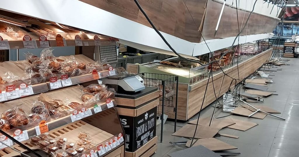 В Кривом Роге в одном из супермаркетов упал потолок: пострадал мужчина (ФОТО) 