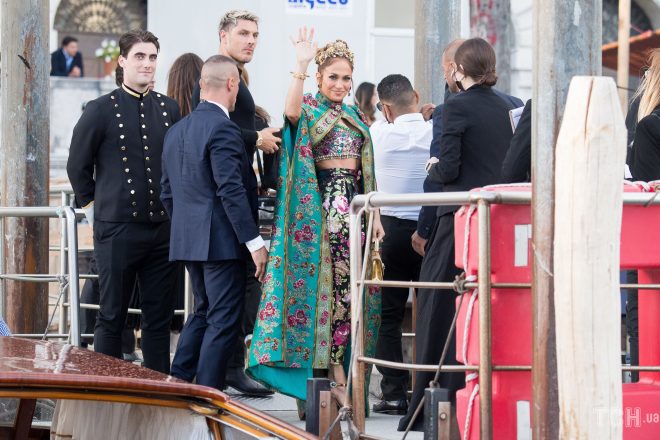 Дженнифер Лопес эффектно нарядилась для шоу Dolce &#038; Gabbana (ФОТО)