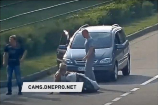 В Каменском компания на Opel прямо на дороге избила бездомных (ВИДЕО)