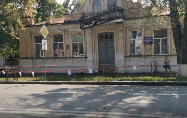 В Полтаве демонтировали балкон, с которого выступал Гитлер (ФОТО)