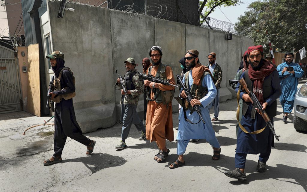 Талибы запретили женщинам работать