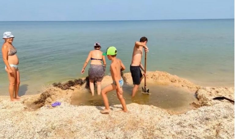 Туристы придумали забавный способ обезопасить себя от медуз (ФОТО, ВИДЕО)