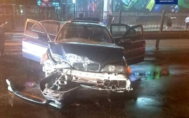 В Одессе 19-летний водитель BMW влетел в отбойник: авто загорелось (ФОТО)