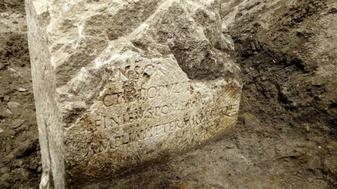 В центре Рма обнаружили огромный камень возрастов две тысячи лет (ФОТО)