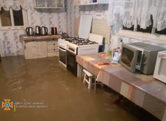 Потоп в Кирилловке: автомобилисты устроили в лужах необычные соревнования (ФОТО, ВИДЕО)