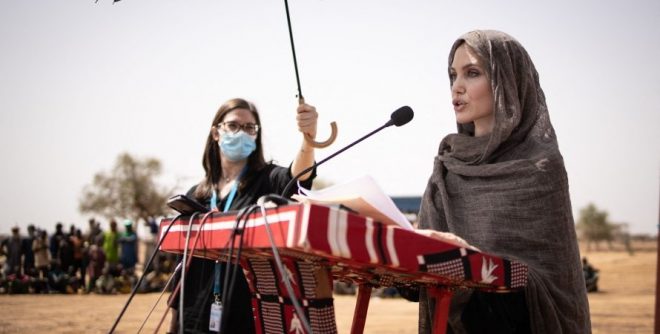 Джоли зарегистрировалась в Instagram и опубликовала письмо афганской девочки (ФОТО)