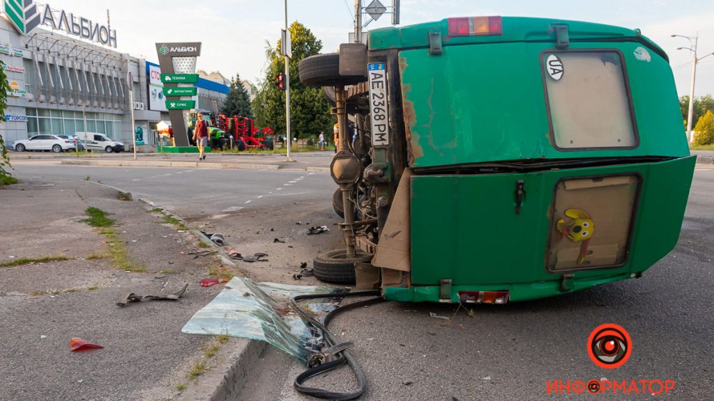 В Днепре столкнулись микроавтобус и Audi 6: трое пострадавших (ФОТО, ВИДЕО)