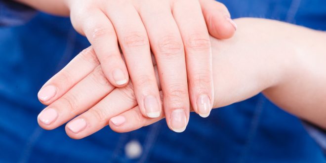 Пять признаков на ногтях могут указывать на дефицит витаминов