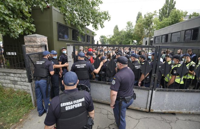 Дело Нацкорпуса: Суд избирает меру пресечения, под зданием &#8212; Нацгвардия и протестующие