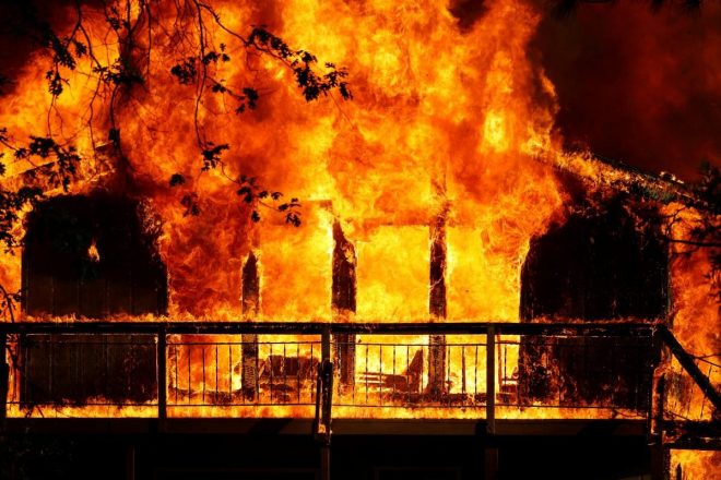 Калифорния страдает от масштабных пожаров (ФОТО)