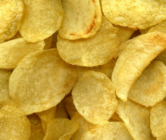 Диетолог объяснил, как есть чипсы без вреда для здоровья