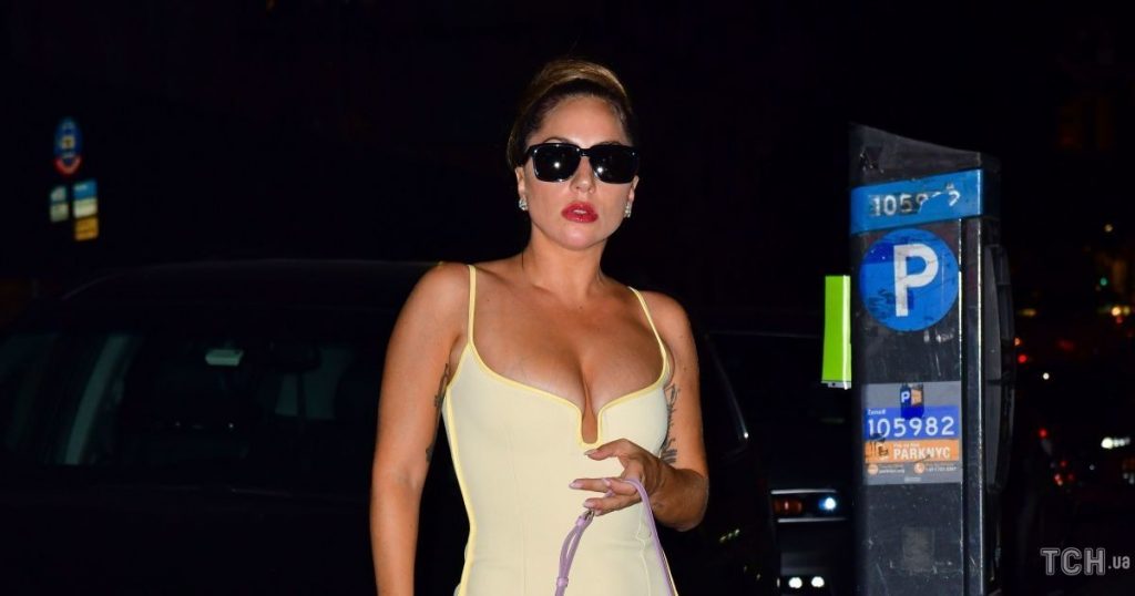 Леди Гага шла по Нью-Йорку в элегантном платье и бриллиантовых серьгах (ФОТО)