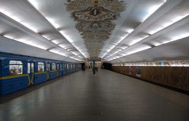 В метро Киева девушка начала понедельник с водки: пила в вагоне (ВИДЕО)