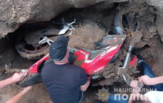 На Житомирщине мужчина угнал мотоцикл и закопал во дворе (ФОТО)